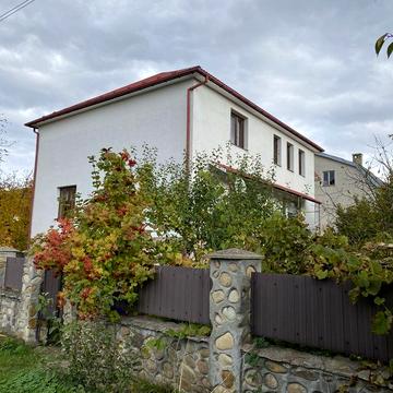 Будинок 282 м² у Крихівцях з гаражем, підвалом і садом