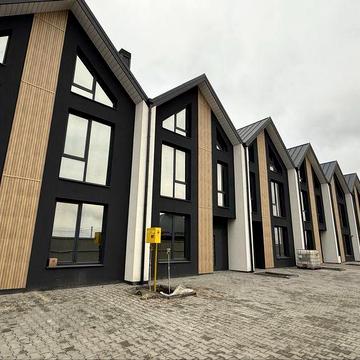 Продаж сучасного таунхауса в районі Озерна