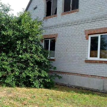 Продам новий будинок в селищі Томаківка.