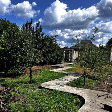 Продаю два подвірʼя разом,поруч одне біля одного