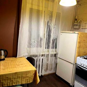 Центр біля зупинки