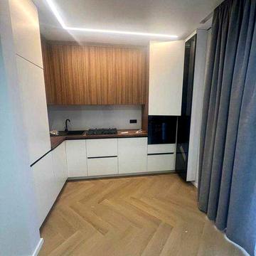 Оренда 2к квартира перша здача не подалік центру.