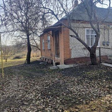 Продається 1/2 житлового будинку з ділянкою 10 соток та маленьким пруд