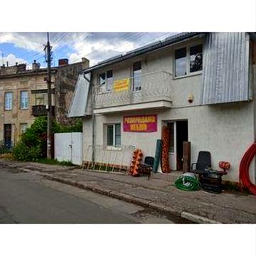 Продаж 2 поверхового будинку з балконами і ділянкою