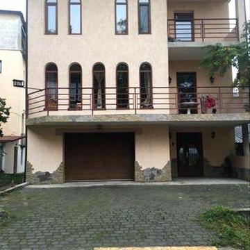 Продам свой капитальный новый дом в центре города.