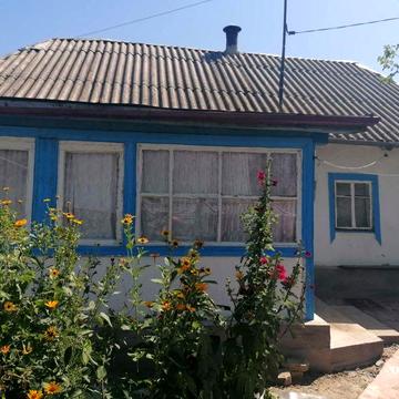 Продаж будинку з земельною ділянкою.