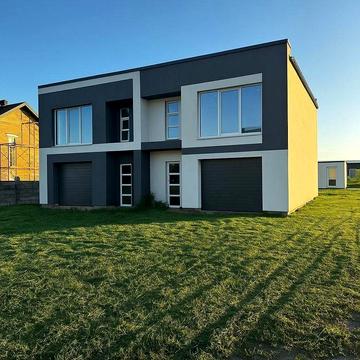 Продаж котеджу з гаражем