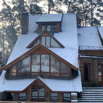 Розкішний маєток  в елітній лісовій Бучі з басейном та 0.45 га землі