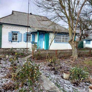 Продається садиба в самому центрі села Слобідка