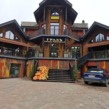 Продається сучасний котеджний комплекс в серці Карпат Г