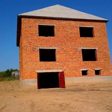 Продаж 2 поверхового будинку з гаражем і ділянкою