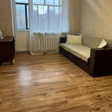 На Південо-західній 2-кімнатна квартира з балконом