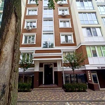 Однокімнатна з хорошим ремонтом, газове опалення, поруч парк Мама