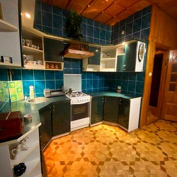 Оренда двокімнатна квартира з індивідуальним опаленням та пракомісцем!