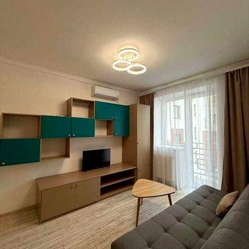 Оренда! 1-кімнатна укомплектована з балконом в центрі біля "Космосу"!