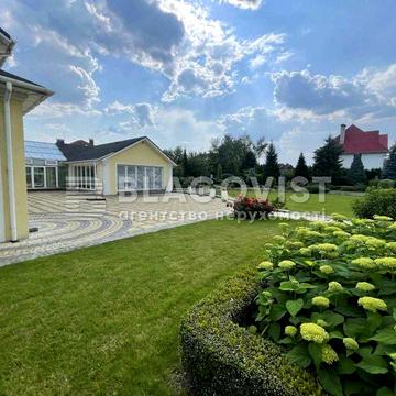 Маєток в передмісті Києва з басейном авторським дизайном