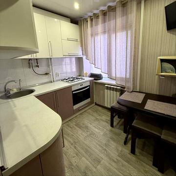 Поділ біля зупинки