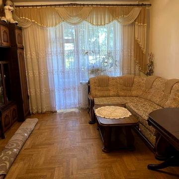 Трьох кімнатна квартира на довгострокову оренду .