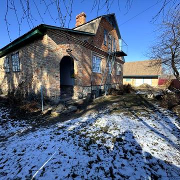 Продається будинок на березі ставу в цетрі села з садом та ділянкою