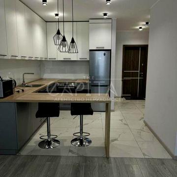 Простора та світла квартира з окремою спальнею та кухнею-вітальнею