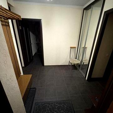 Сдам  двукімнатну кв. ,5хв метро Х.Г. , бажано без животних