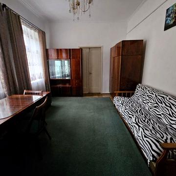 Оренда двохкімнатної квартири біля центру по вулиці Меретина 5