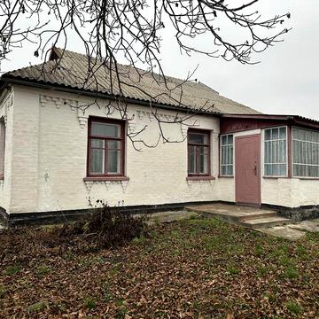 Продам будинок, поруч школа, магазини, зупинка, газ є, м.Жашків, город