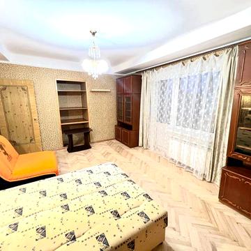 Біля метро КПІ,Берестейський пр.20,однокімнатна 35м косметичний ремонт