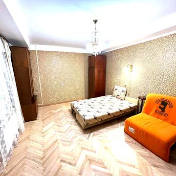 Біля метро КПІ,Берестейський пр.20,однокімнатна 35м косметичний ремонт