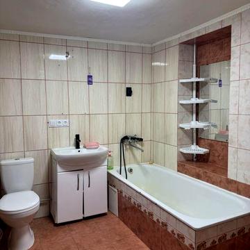 Трикімнатна квартира з власним двориком Олега Устинова 47500