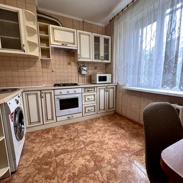 Академіка Корольова вул., 81/1