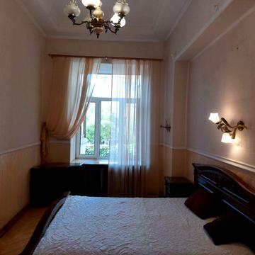 Антоновича, 26/26, бульварна частина, Площа Українських Героїв