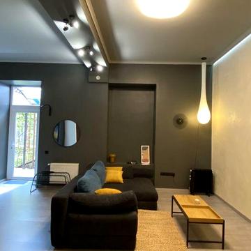 Квартира з подвірʼ ям і окремим входом  Парк Шевченко