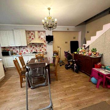 Оренда частини будинку з власним подвір’ям на вул. Марка Вовчка