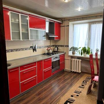 Здаэться 2х кiм. квартира в центрi, ремонт, меблi, технiка.