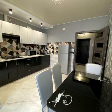 Здається 1 кімнатна в новобудові ЖК Фаворит. Можна на короткий термін