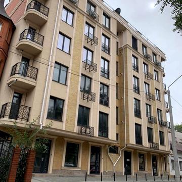 Двокімнатна квартира в будинку на Маланова біля центру міста