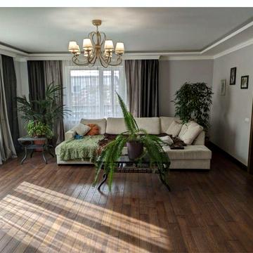 Здається укомплектований, є спорт.особняк, може бути на дві сімї.