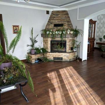 Здається укомплектований, є спорт.особняк, може бути на дві сімї.