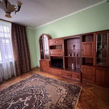 Продається квартира, вулиця Гнатюка