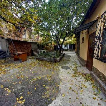 Продам двухкомнатную в Центре.