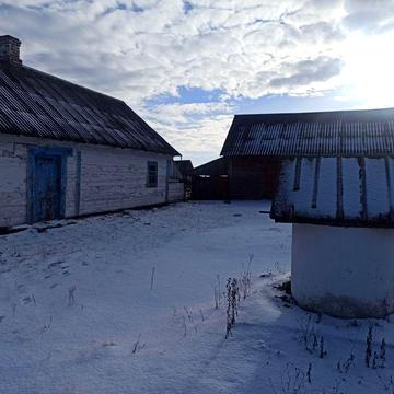 Продам хату з надвірними будівлями.