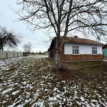 Будинок із земельною ділянкою. Старий будинок під реконструкцію.