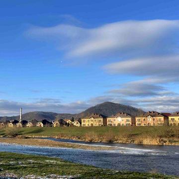 Продаж будинку на набережній.