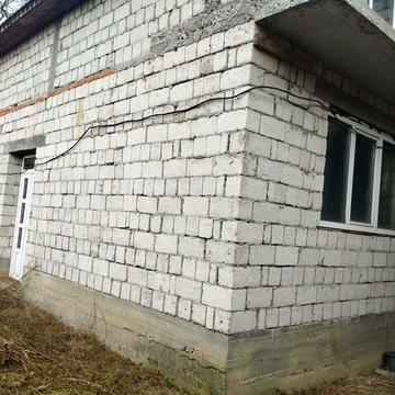 Новобудова в с. Бене і житловий будинок поряд