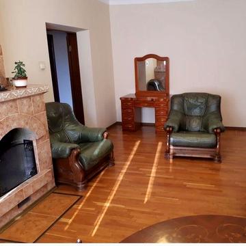 Окремий будинок на Подолі з гаражем