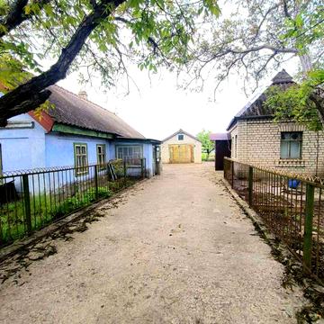 Продається два будинки в центрі с.Великий Дальник