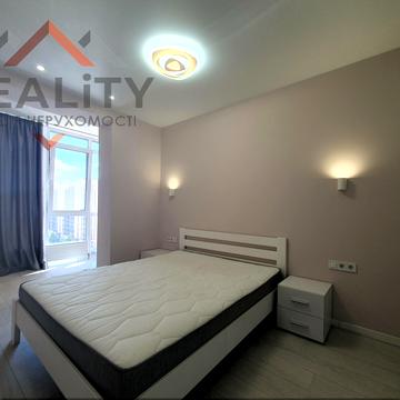 Набережна Перемоги вул., 44