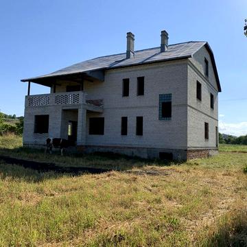 Капітальний будинок біля траси Київ-Чоп (с. Ясенів) під житло і бізнес
