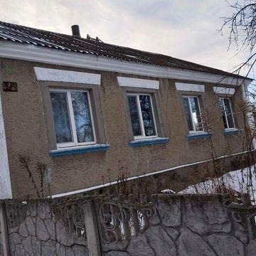 Продам  приватний будинок з ділянкою.